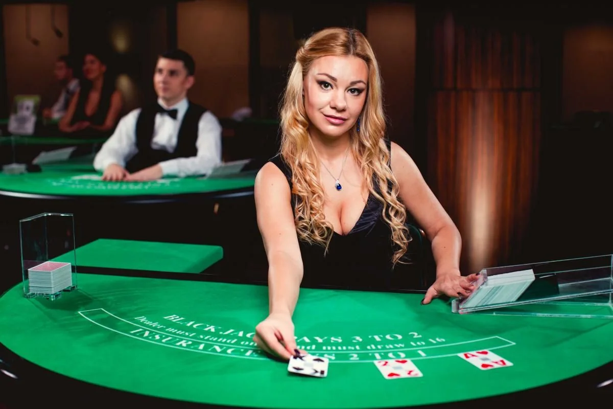 Suasana meja kasino live dengan dealer dalam tayangan langsung
