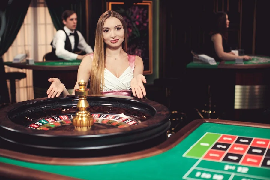 Meja permainan kartu dengan tampilan dealer live